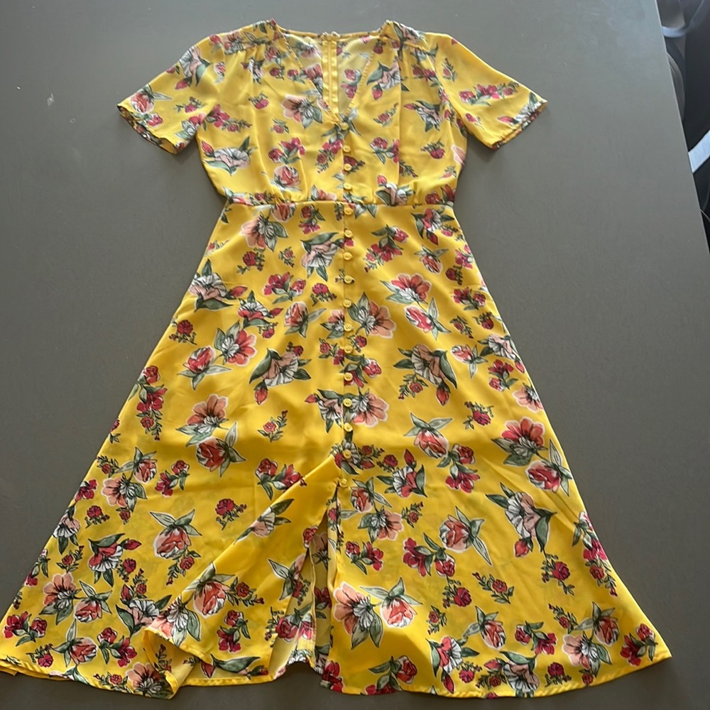 Lulu’s yellow floral dress size 2. Flowers are coral/red.